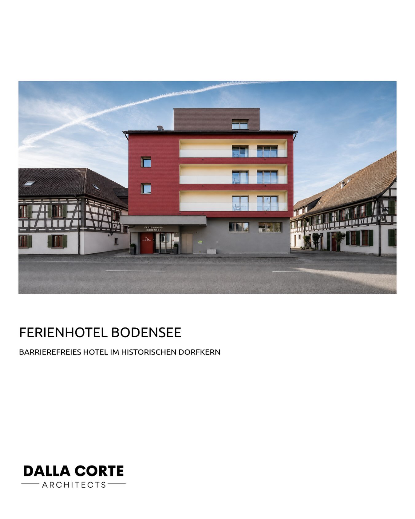 Rotes Ferienhotel Bodensee zwischen historischen Fachwerkhäusern in Berlingen