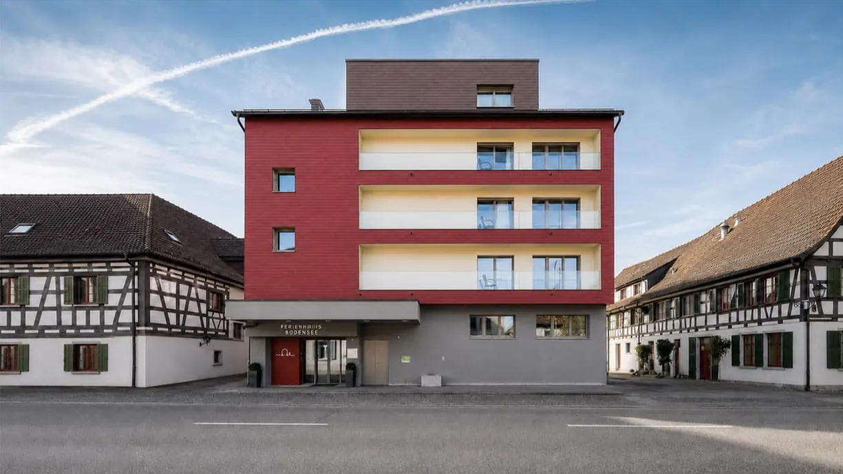 Rotes Ferienhotel Bodensee zwischen historischen Fachwerkhäusern in Berlingen