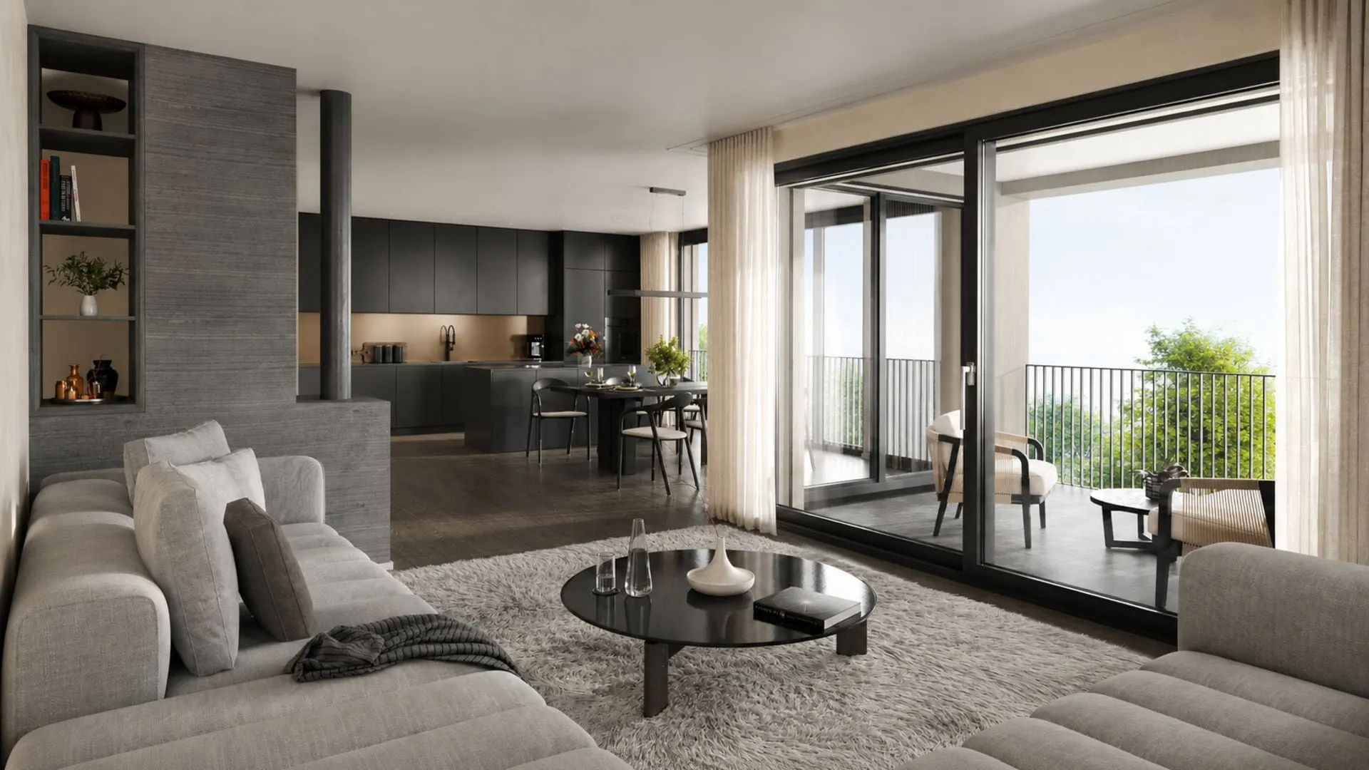 Modernes Wohnzimmer mit grauem Ecksofa, Zugang zu einem Balkon mit Stadtblick und dunkler Küche.
