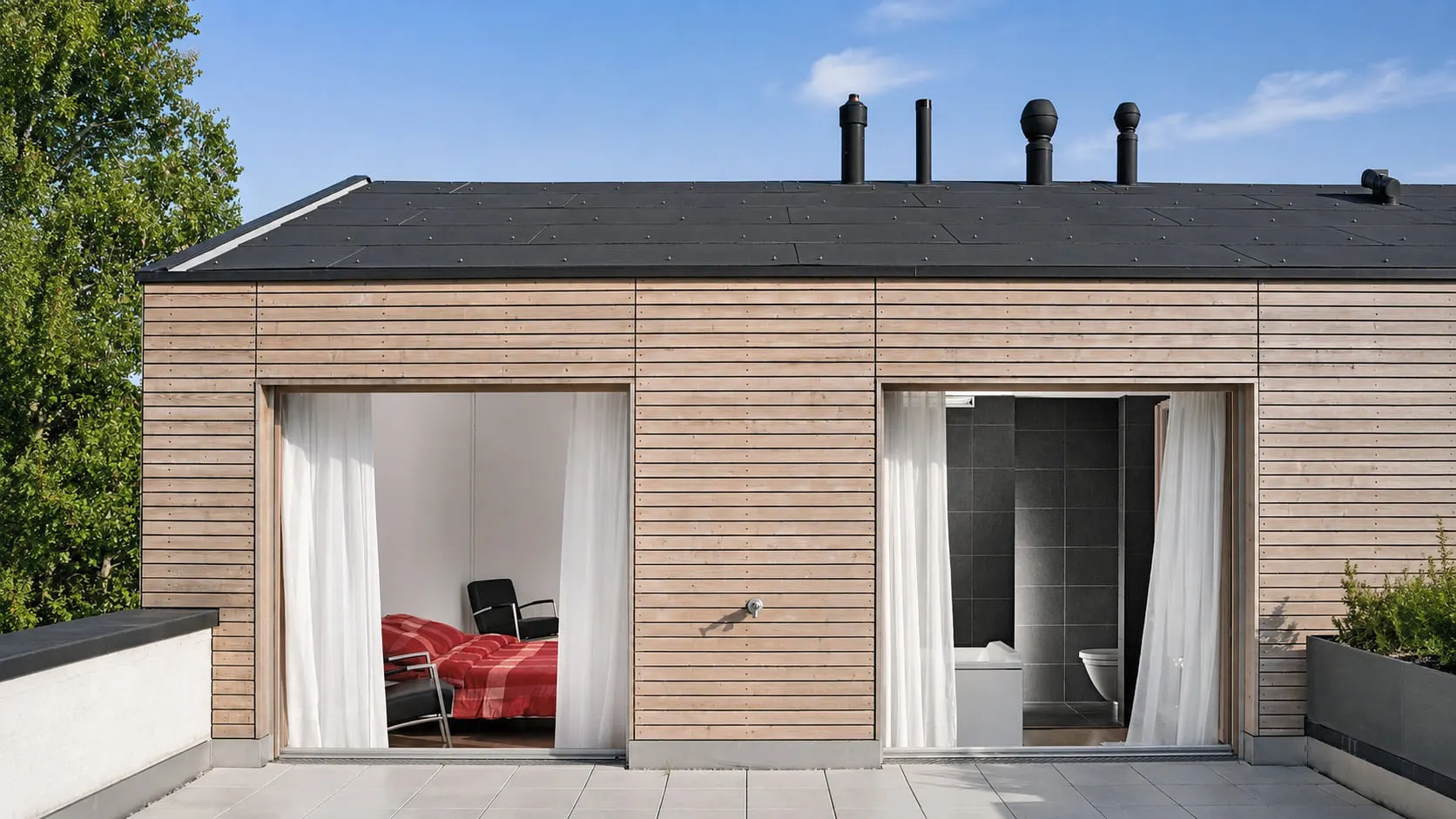 Gartenseite mit horizontaler Holzfassade, grossen Verglasungen und Terrasse.
