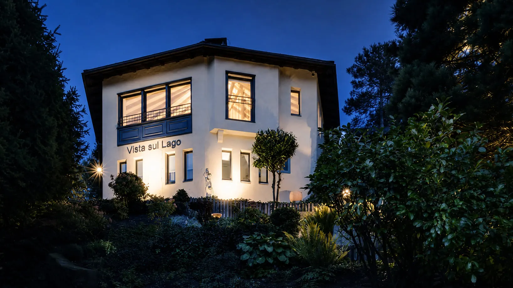 Abendliche Aussenansicht von Vista sul Lago in Salenstein mit beleuchteten Fenstern.