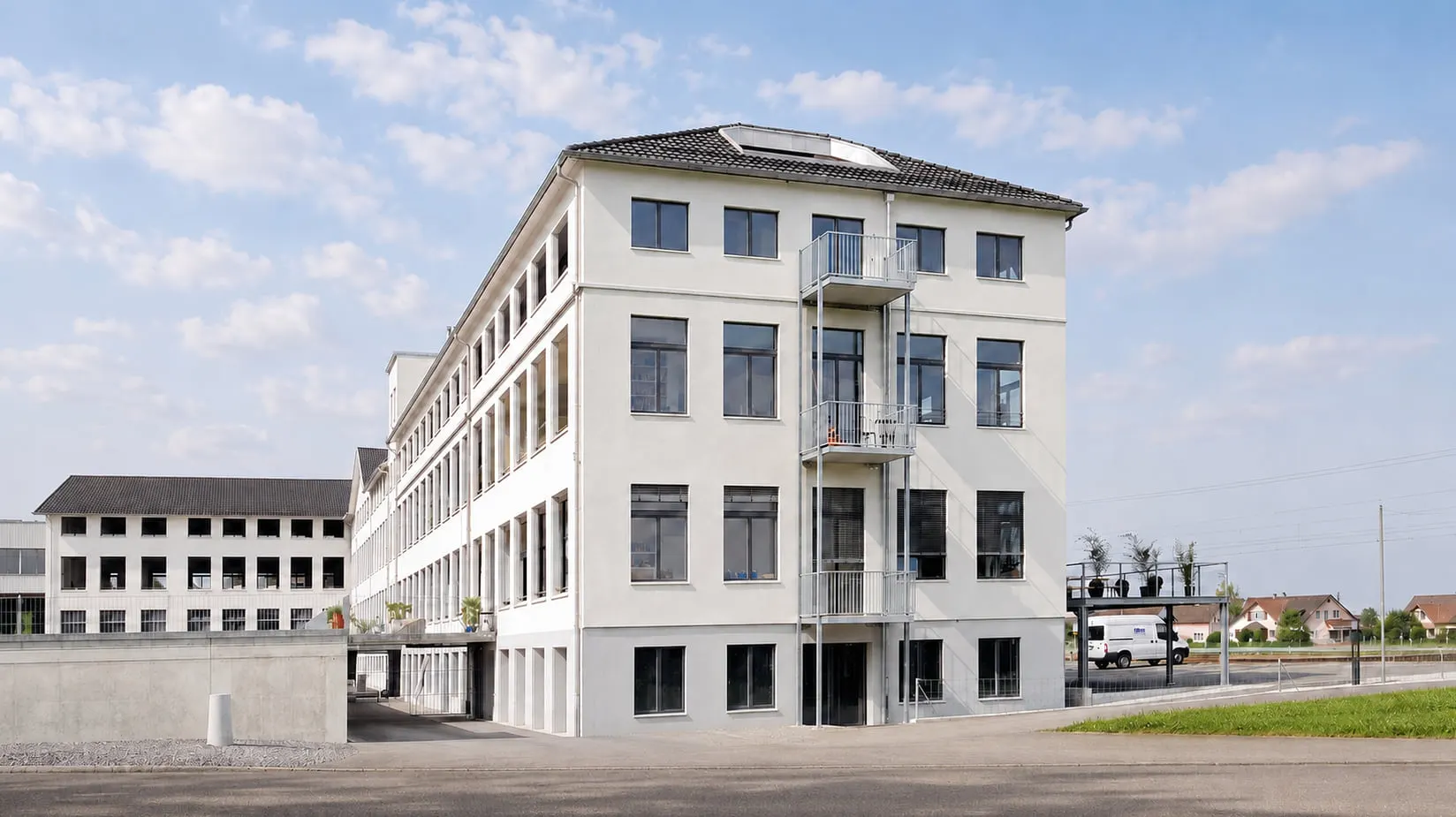 Gesamtansicht der umgenutzten Fabrik in Ermatingen mit regelmässigem Fensterraster.