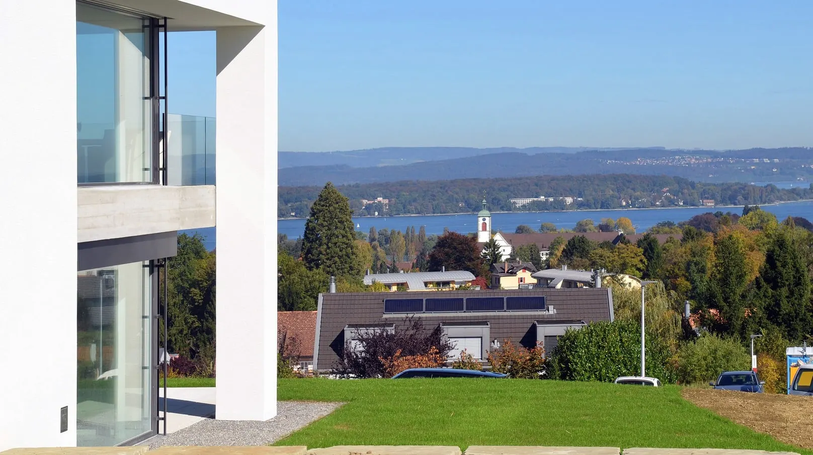 Blick an der Terrassenkante vorbei über Kreuzlingen zum Bodensee.